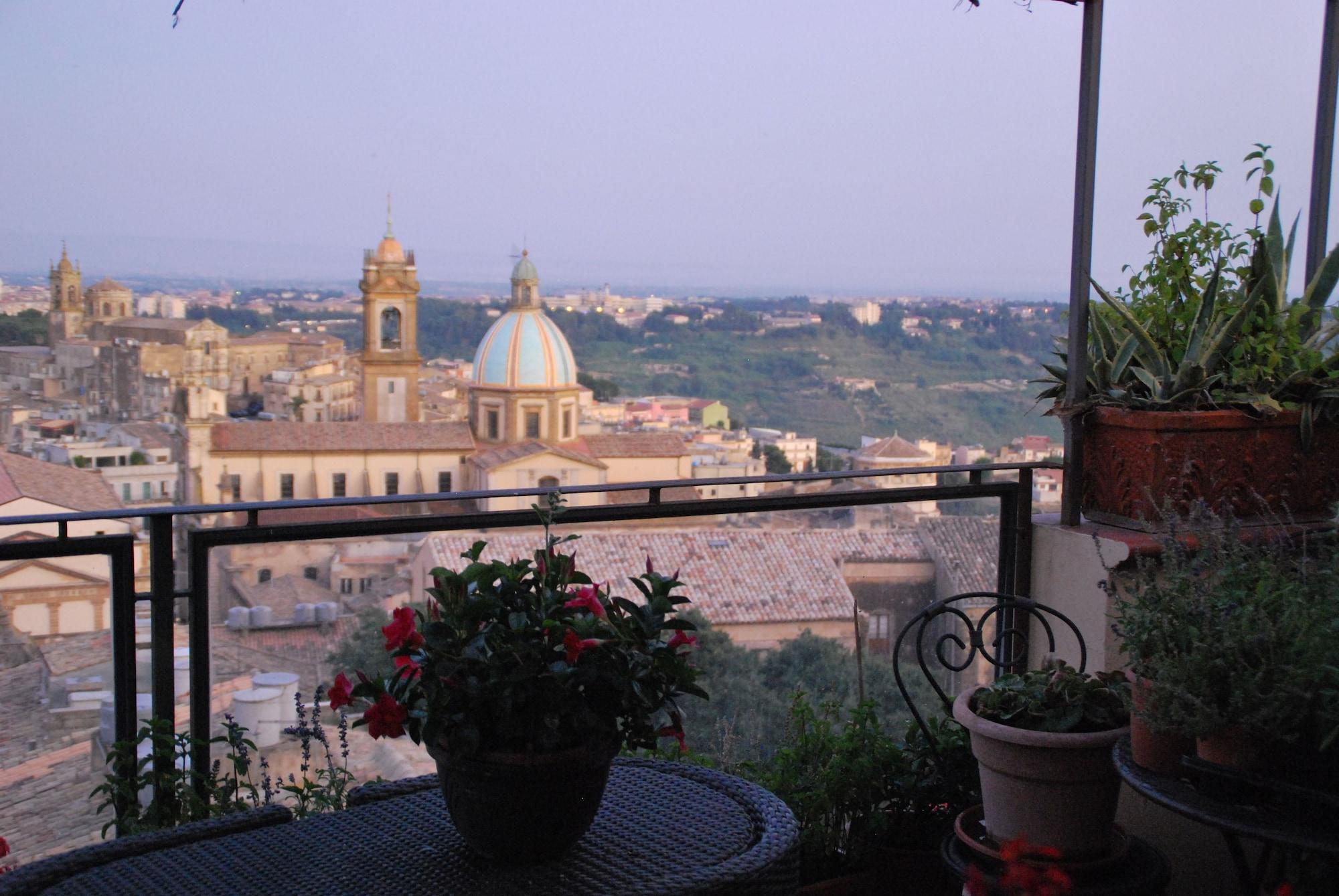 Casa Tipica Siciliana Patronale Home Bedandbreakfast Tremetrisoprailcielo Camere Con Vista, Colazione Interna In Terrazzo Panoramico Caltagirone Ngoại thất bức ảnh