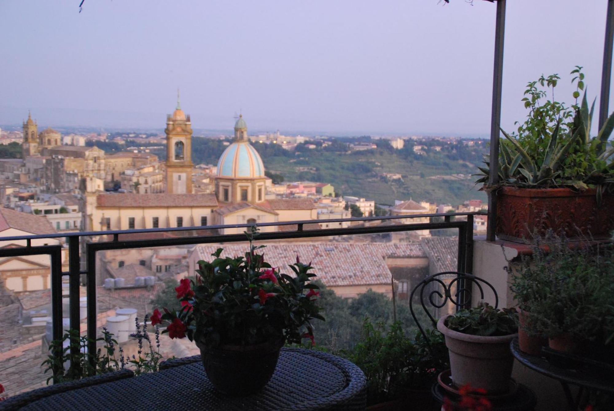 Casa Tipica Siciliana Patronale Home Bedandbreakfast Tremetrisoprailcielo Camere Con Vista, Colazione Interna In Terrazzo Panoramico Caltagirone Ngoại thất bức ảnh