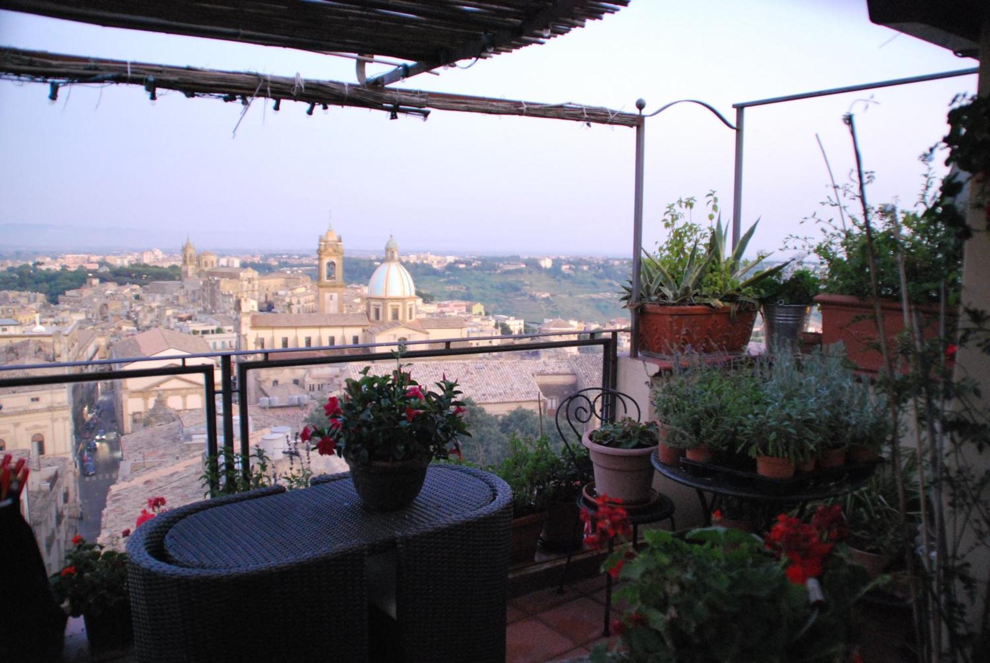Casa Tipica Siciliana Patronale Home Bedandbreakfast Tremetrisoprailcielo Camere Con Vista, Colazione Interna In Terrazzo Panoramico Caltagirone Ngoại thất bức ảnh
