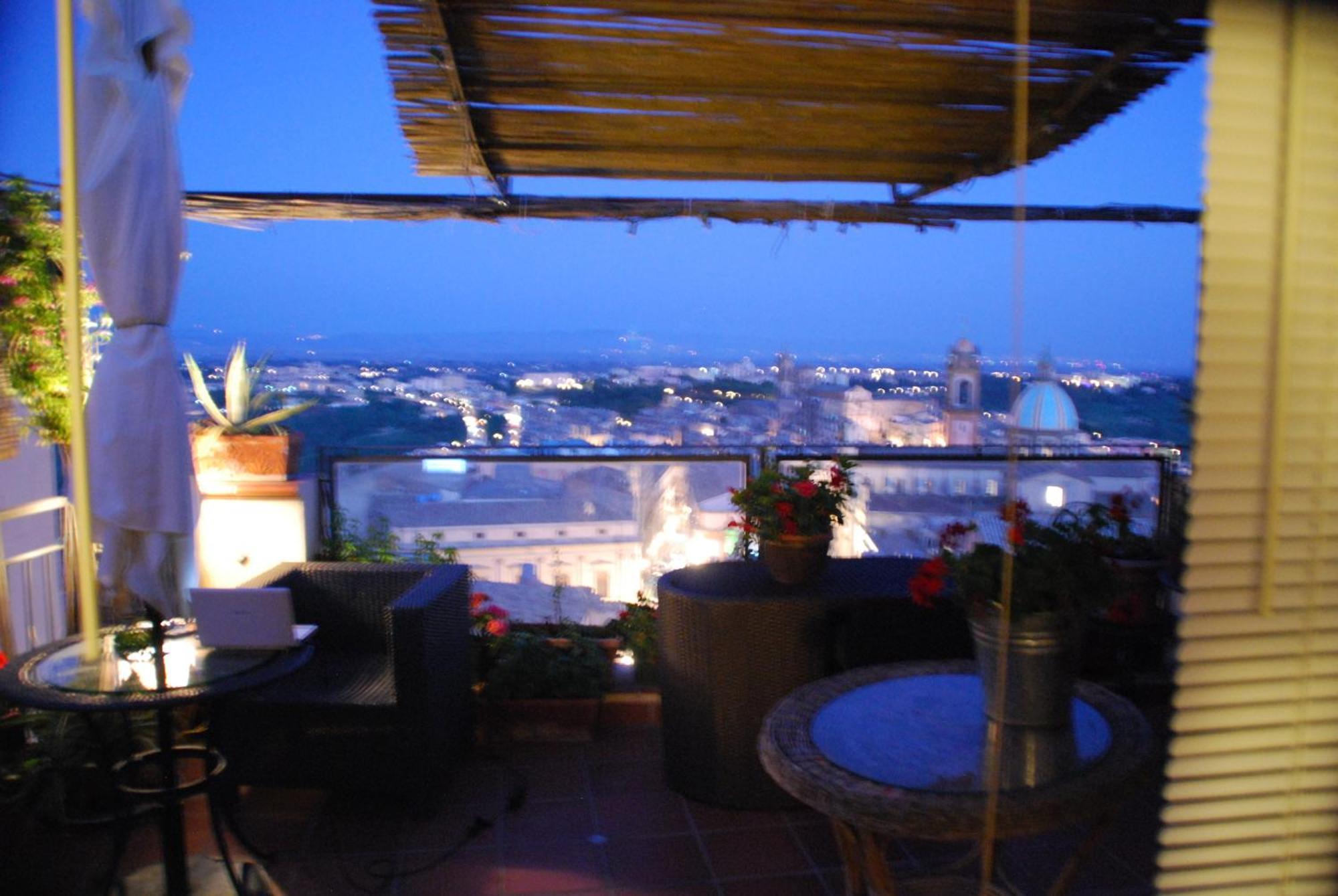 Casa Tipica Siciliana Patronale Home Bedandbreakfast Tremetrisoprailcielo Camere Con Vista, Colazione Interna In Terrazzo Panoramico Caltagirone Ngoại thất bức ảnh