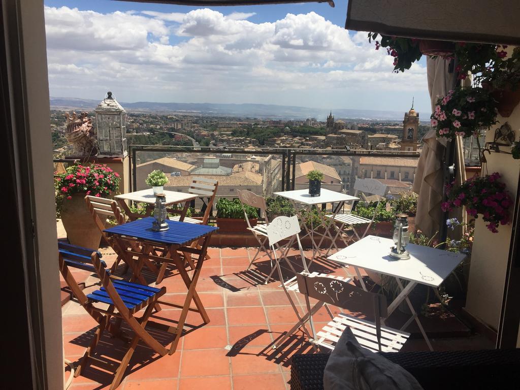 Casa Tipica Siciliana Patronale Home Bedandbreakfast Tremetrisoprailcielo Camere Con Vista, Colazione Interna In Terrazzo Panoramico Caltagirone Ngoại thất bức ảnh