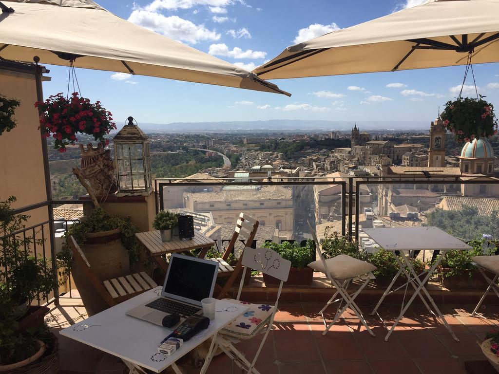 Casa Tipica Siciliana Patronale Home Bedandbreakfast Tremetrisoprailcielo Camere Con Vista, Colazione Interna In Terrazzo Panoramico Caltagirone Ngoại thất bức ảnh