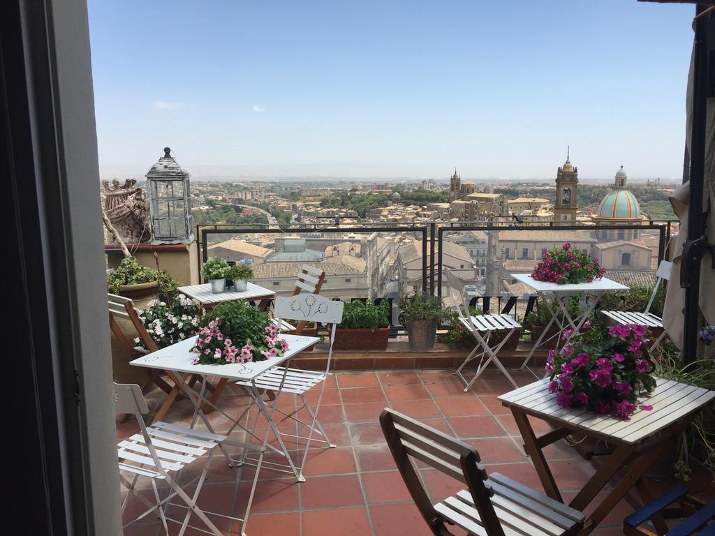 Casa Tipica Siciliana Patronale Home Bedandbreakfast Tremetrisoprailcielo Camere Con Vista, Colazione Interna In Terrazzo Panoramico Caltagirone Ngoại thất bức ảnh