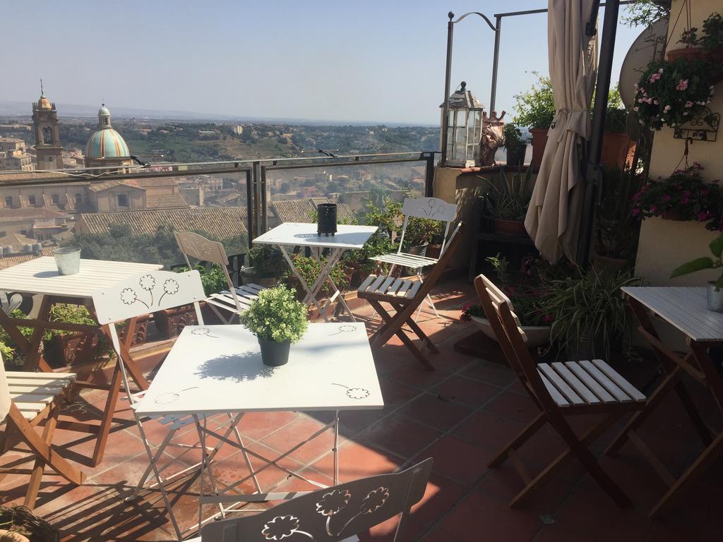 Casa Tipica Siciliana Patronale Home Bedandbreakfast Tremetrisoprailcielo Camere Con Vista, Colazione Interna In Terrazzo Panoramico Caltagirone Ngoại thất bức ảnh