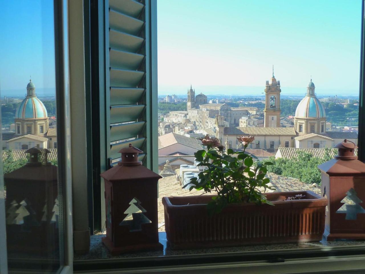 Casa Tipica Siciliana Patronale Home Bedandbreakfast Tremetrisoprailcielo Camere Con Vista, Colazione Interna In Terrazzo Panoramico Caltagirone Ngoại thất bức ảnh