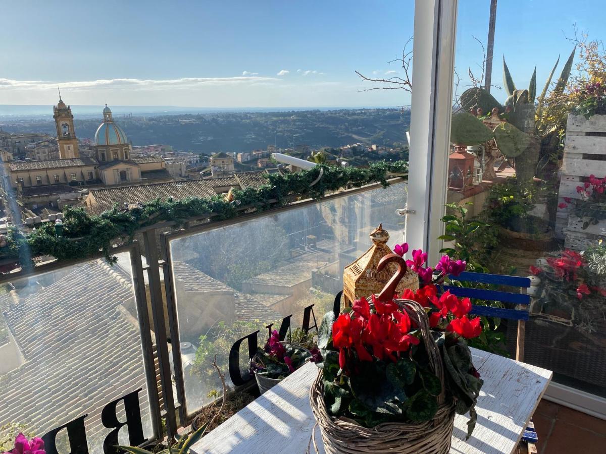 Casa Tipica Siciliana Patronale Home Bedandbreakfast Tremetrisoprailcielo Camere Con Vista, Colazione Interna In Terrazzo Panoramico Caltagirone Ngoại thất bức ảnh