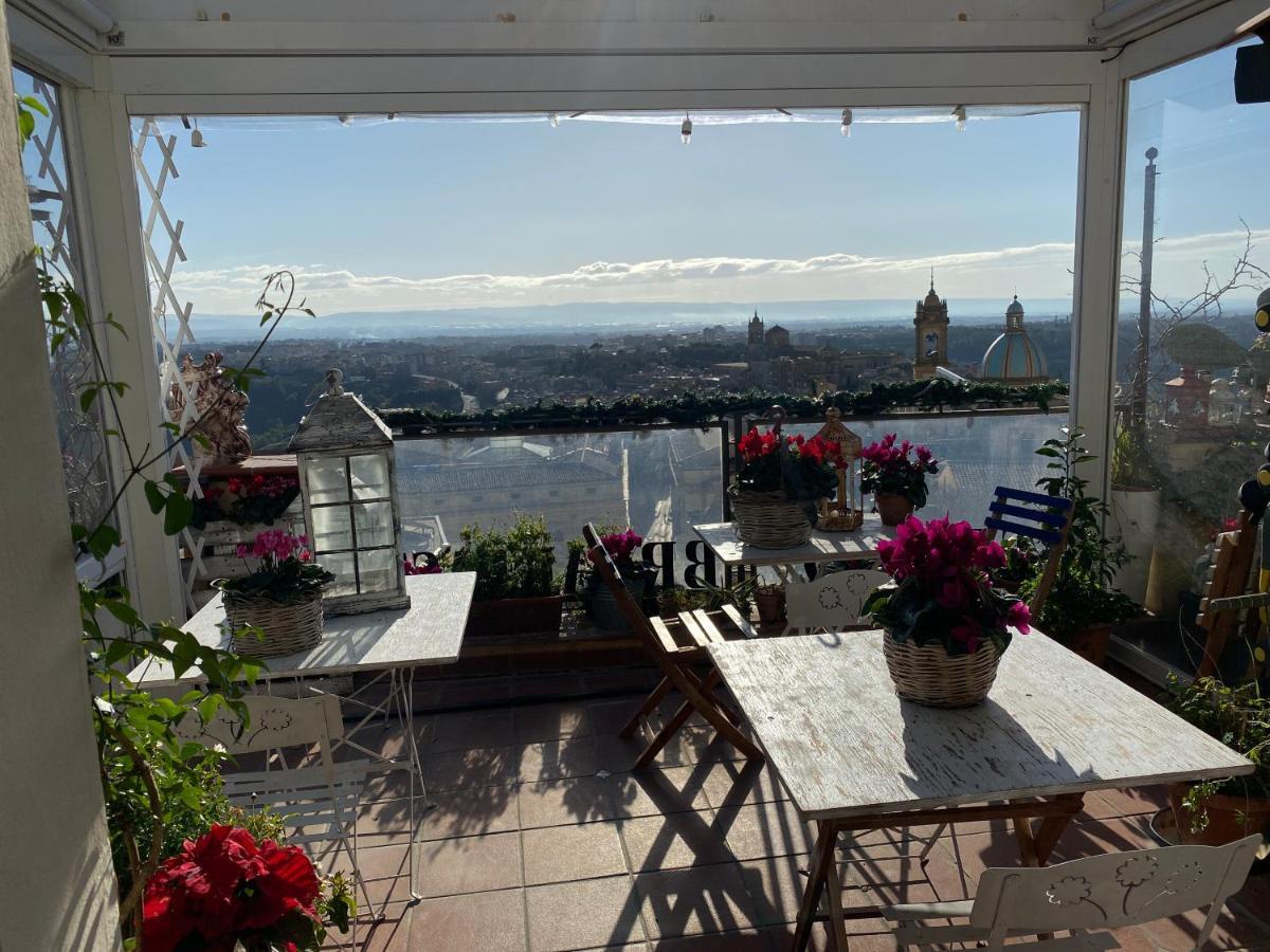 Casa Tipica Siciliana Patronale Home Bedandbreakfast Tremetrisoprailcielo Camere Con Vista, Colazione Interna In Terrazzo Panoramico Caltagirone Ngoại thất bức ảnh