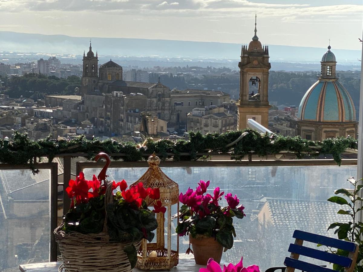Casa Tipica Siciliana Patronale Home Bedandbreakfast Tremetrisoprailcielo Camere Con Vista, Colazione Interna In Terrazzo Panoramico Caltagirone Ngoại thất bức ảnh